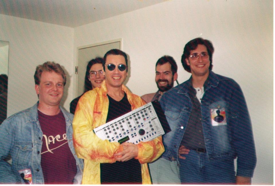 Im Backstage der Frankfurter Festhalle auf der Oxygène 7-13 Tour 1997. Gerade haben wir Jean-Michel eine 309 zur Entspannung nach dem Konzert in die Hand gedrückt! Ich durfte sogar die Laser-Harfe zupfen!
Vlr: Christophe Piper, Andy Wessels, Jean-Michel Jarre, Friedhelm Haar, Dirk Voss.